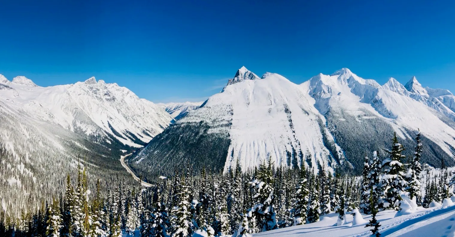 Rogers Pass в отличен февруарски ден. Avalanche Peak се намира в дясно на кадъра.